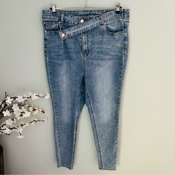 Fashion to Figure Asymmetrical Belt Skinny Jean Size 22 - Picture 2 of 4